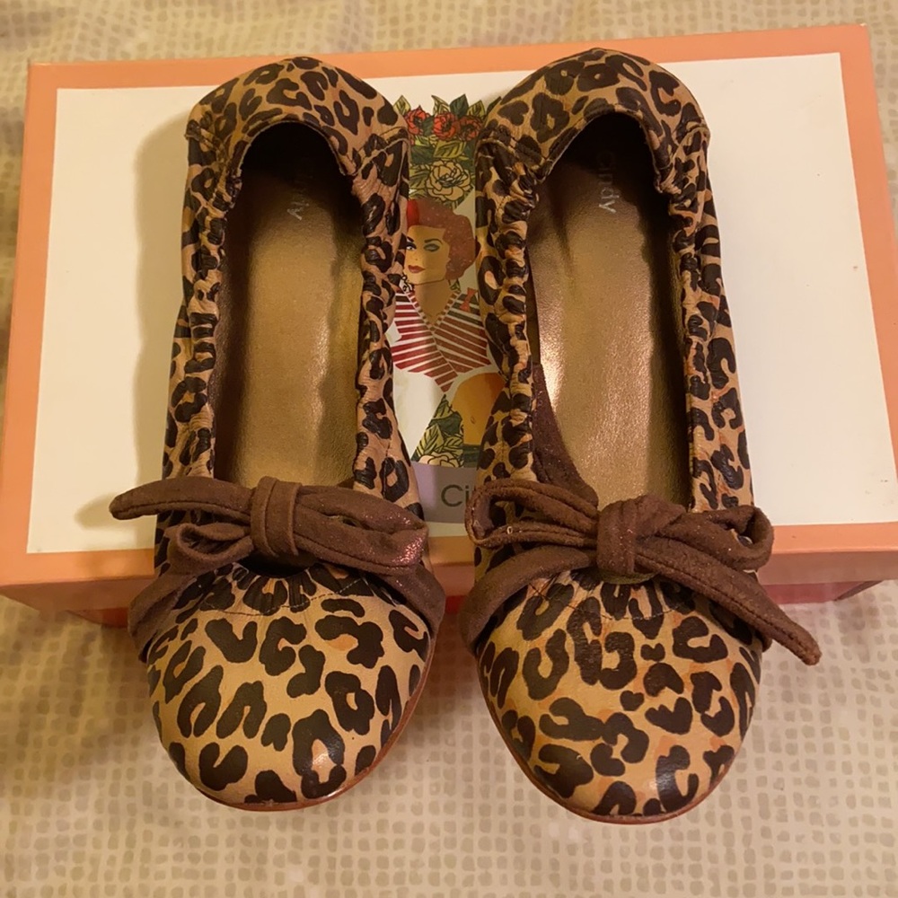 Leopard print ballerina-style flats